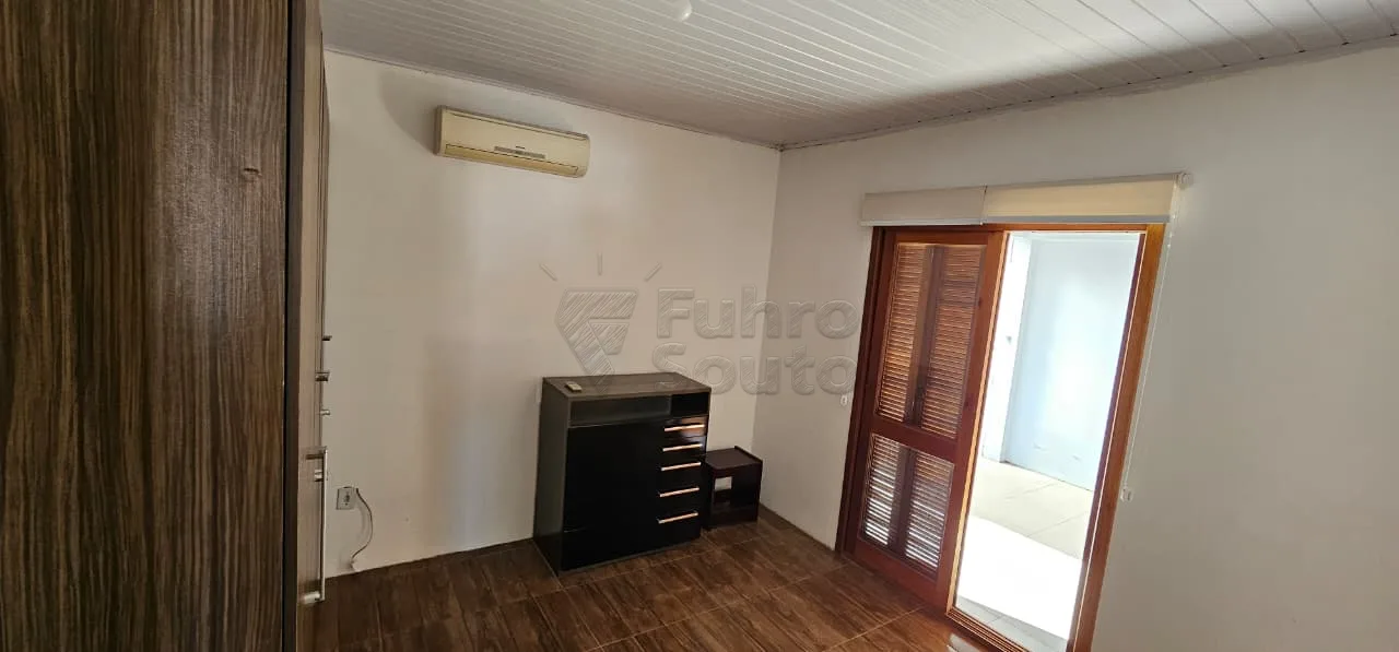 Comprar Casa / Padr&atilde;o em Pelotas R$ 300.000,00 - Foto 2