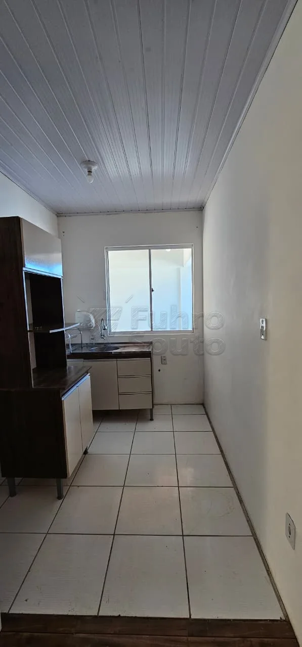 Comprar Casa / Padr&atilde;o em Pelotas R$ 300.000,00 - Foto 3