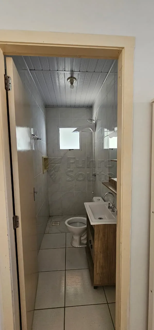 Comprar Casa / Padr&atilde;o em Pelotas R$ 300.000,00 - Foto 4