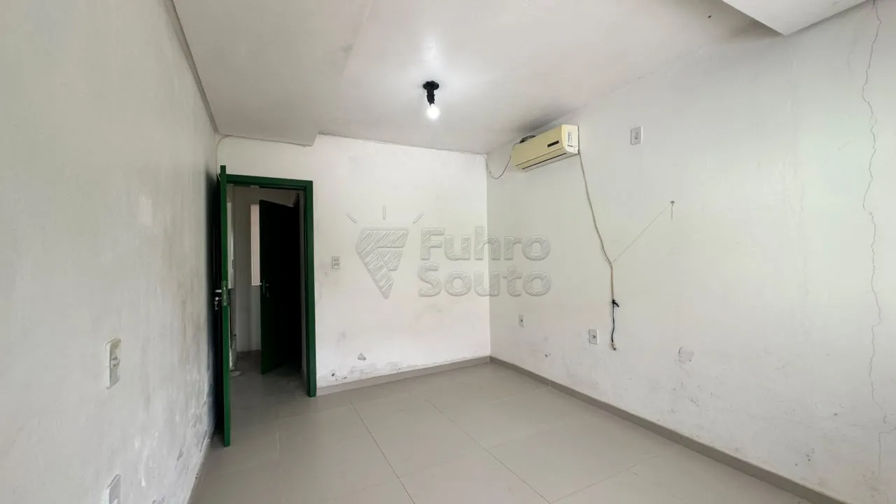 Comprar Casa / Padr&atilde;o em Pelotas R$ 340.000,00 - Foto 5