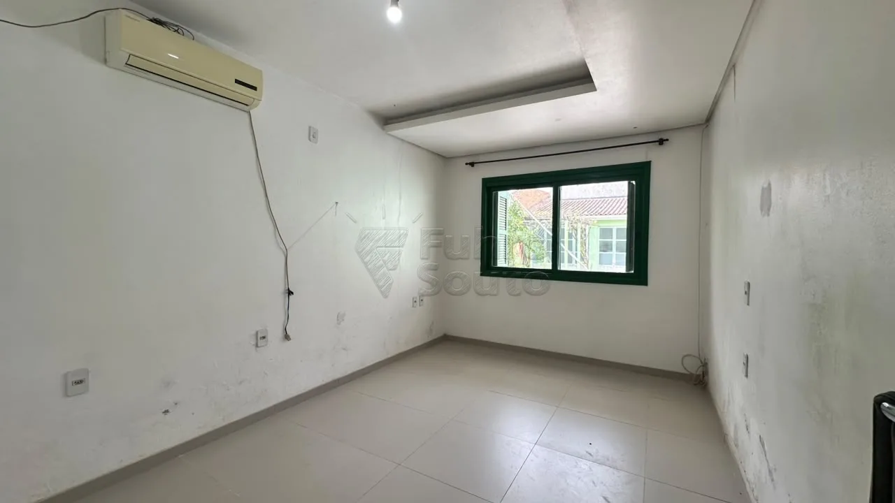 Comprar Casa / Padr&atilde;o em Pelotas R$ 340.000,00 - Foto 4
