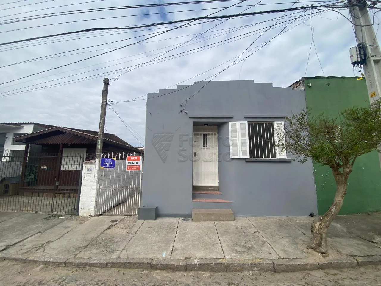 Comprar Casa / Padr&atilde;o em Pelotas R$ 350.000,00 - Foto 1