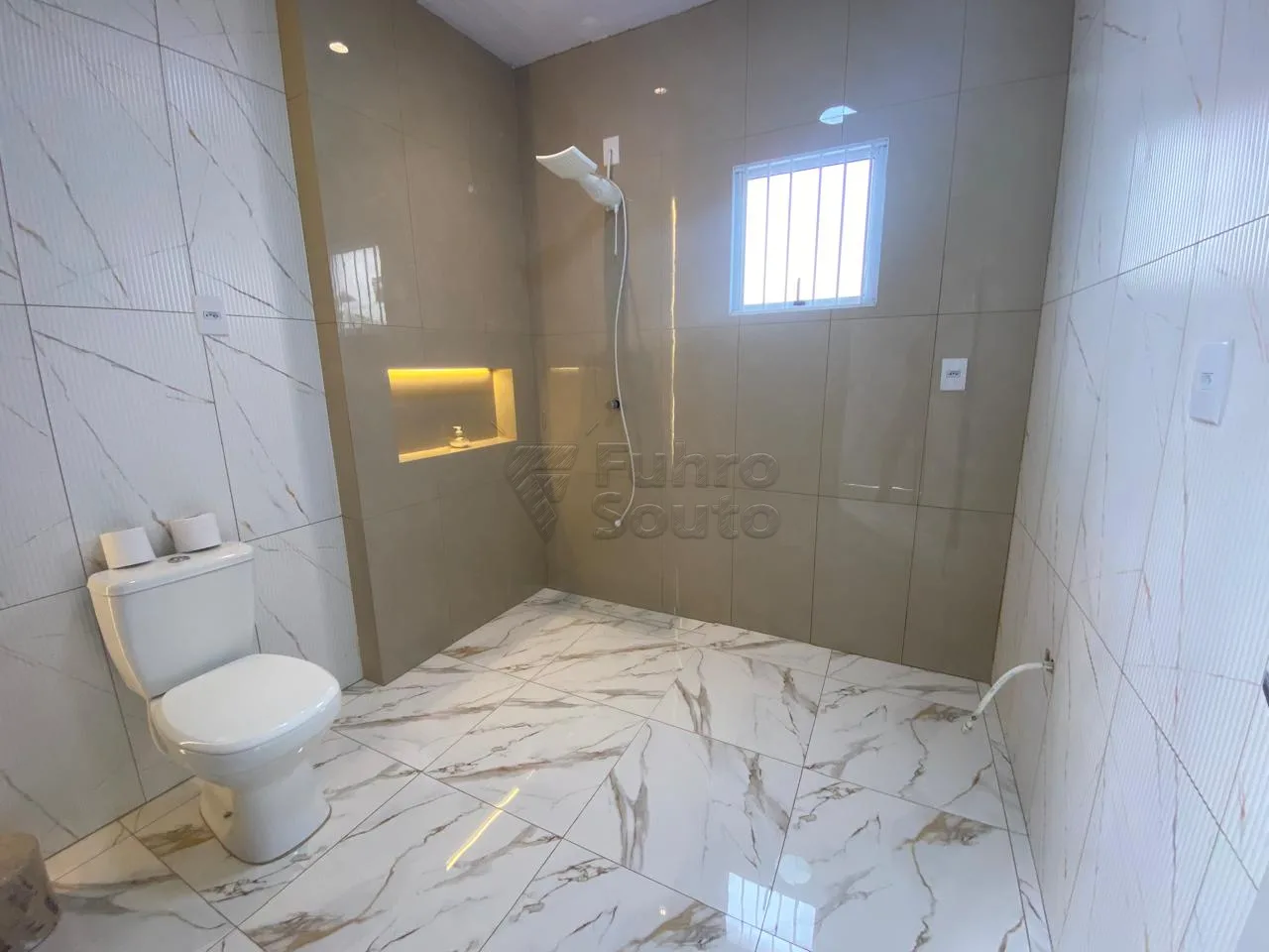 Comprar Casa / Padr&atilde;o em Pelotas R$ 350.000,00 - Foto 4