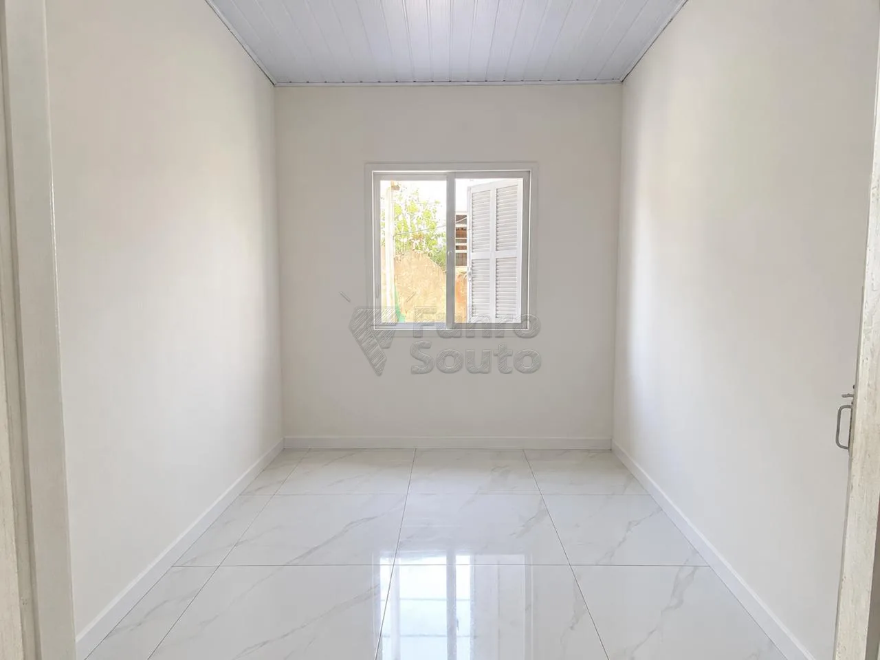 Comprar Casa / Padr&atilde;o em Pelotas R$ 350.000,00 - Foto 6
