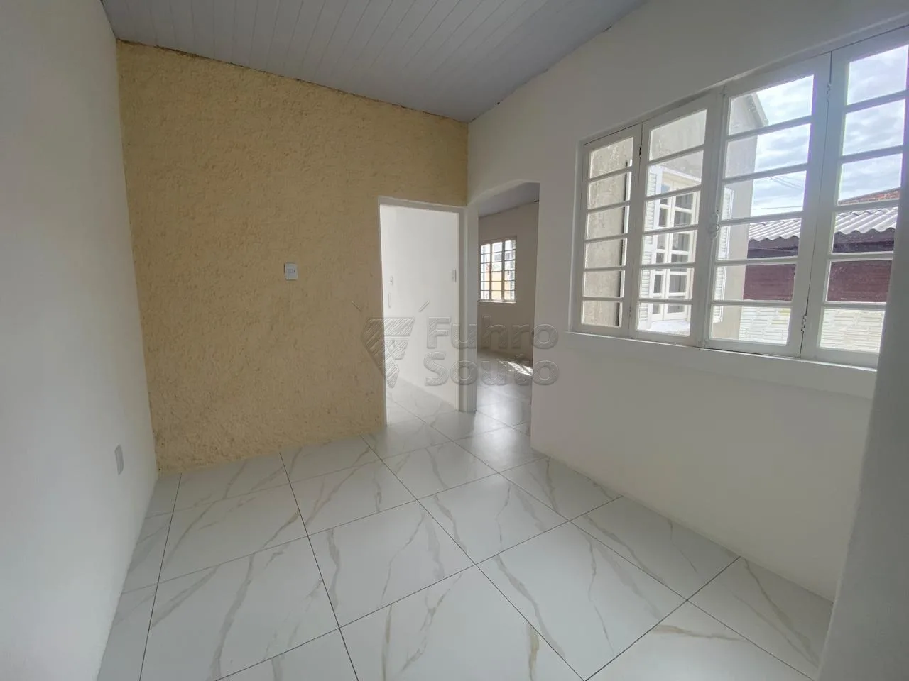 Comprar Casa / Padr&atilde;o em Pelotas R$ 350.000,00 - Foto 7