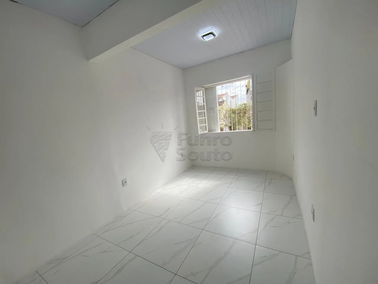 Comprar Casa / Padr&atilde;o em Pelotas R$ 350.000,00 - Foto 9