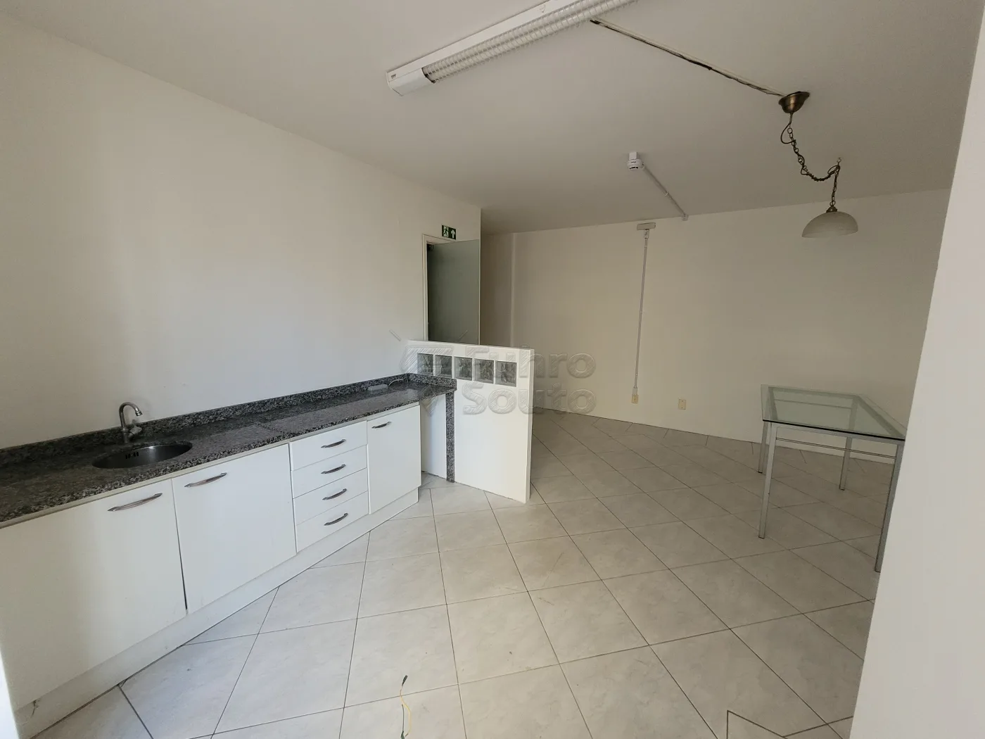 Alugar Comercial / Sala em Condom&iacute;nio em Pelotas R$ 160,00 - Foto 3