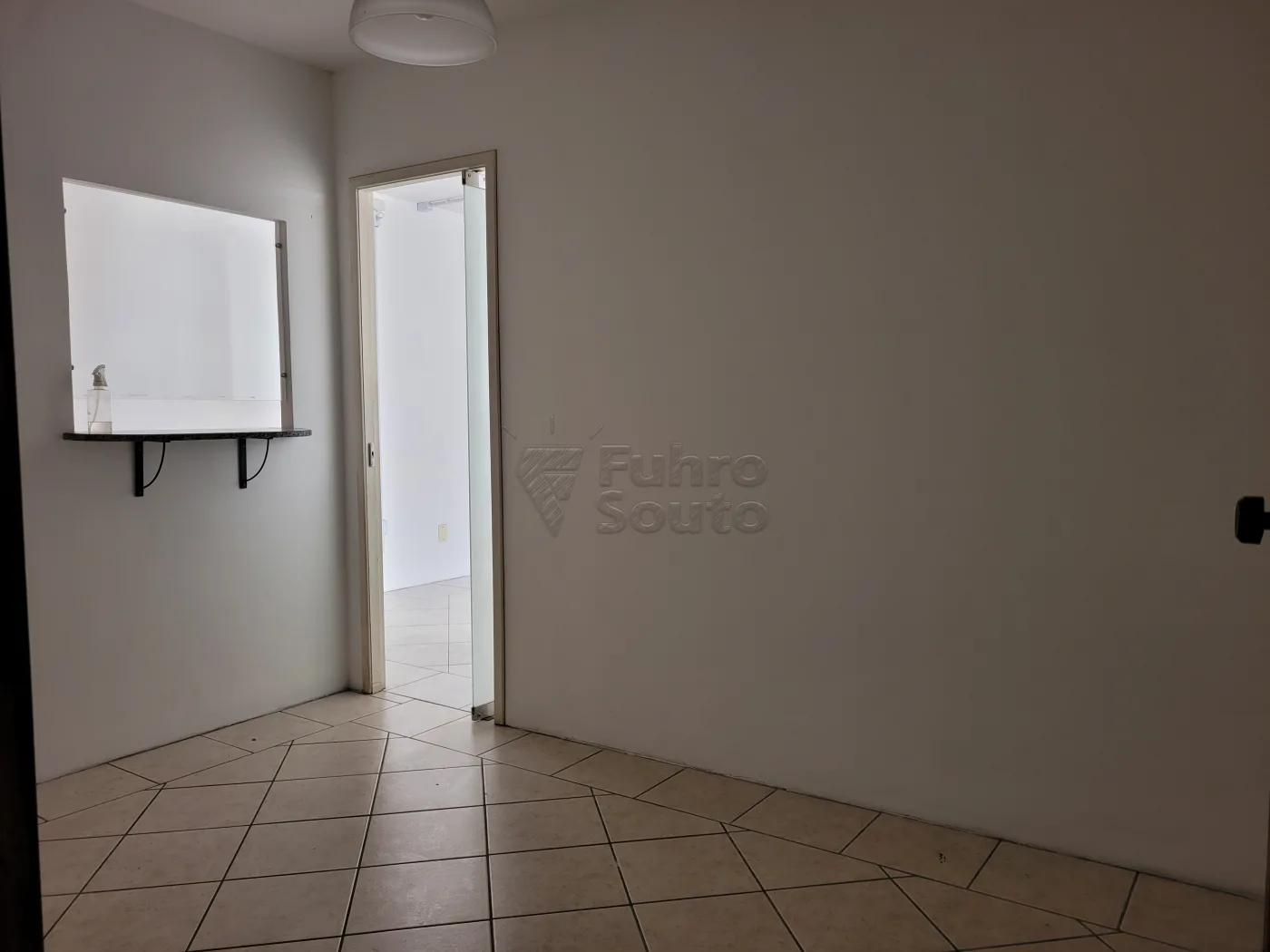 Alugar Comercial / Sala em Condom&iacute;nio em Pelotas R$ 160,00 - Foto 4