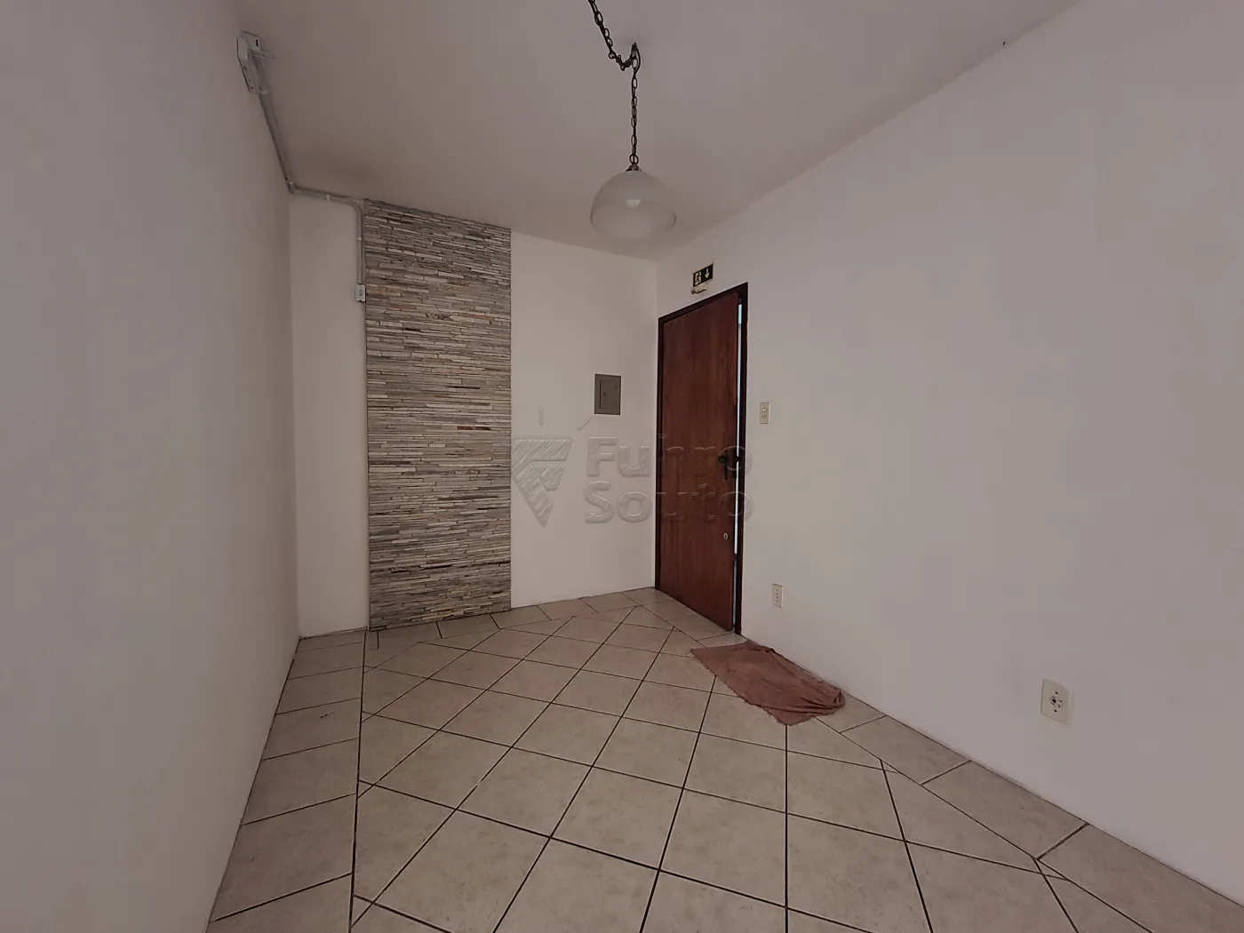 Alugar Comercial / Sala em Condom&iacute;nio em Pelotas R$ 160,00 - Foto 5