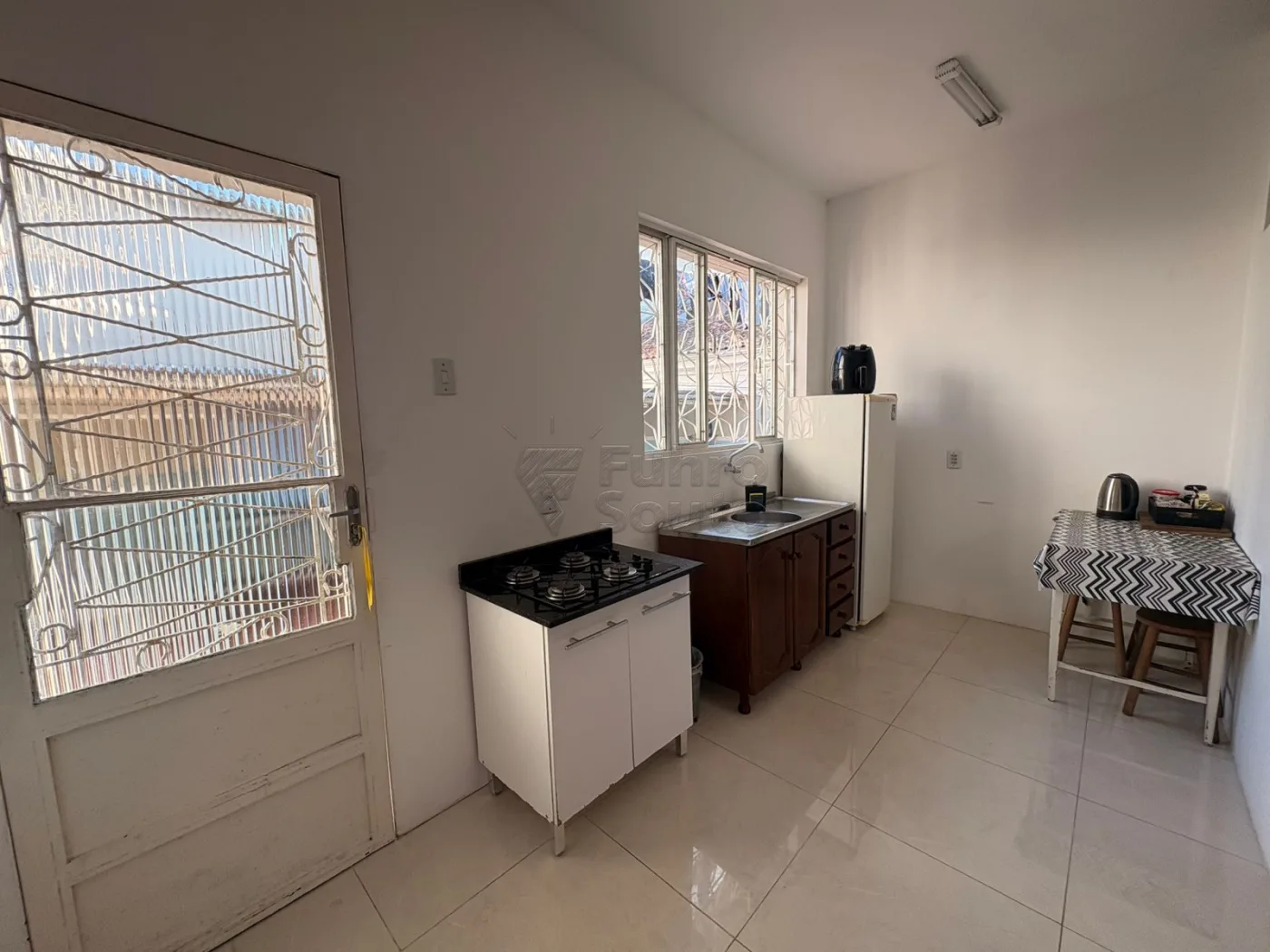 Alugar Casa / Padr&atilde;o em Pelotas R$ 680,00 - Foto 3