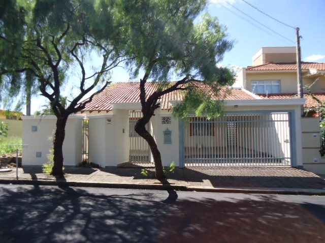 Casa / Padr&atilde;o em S&atilde;o Carlos Alugar por R$3.265,00
