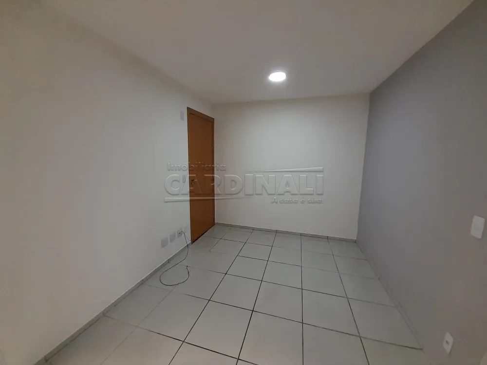 Alugar Apartamento / Padr&atilde;o em S&atilde;o Carlos R$ 778,00 - Foto 3