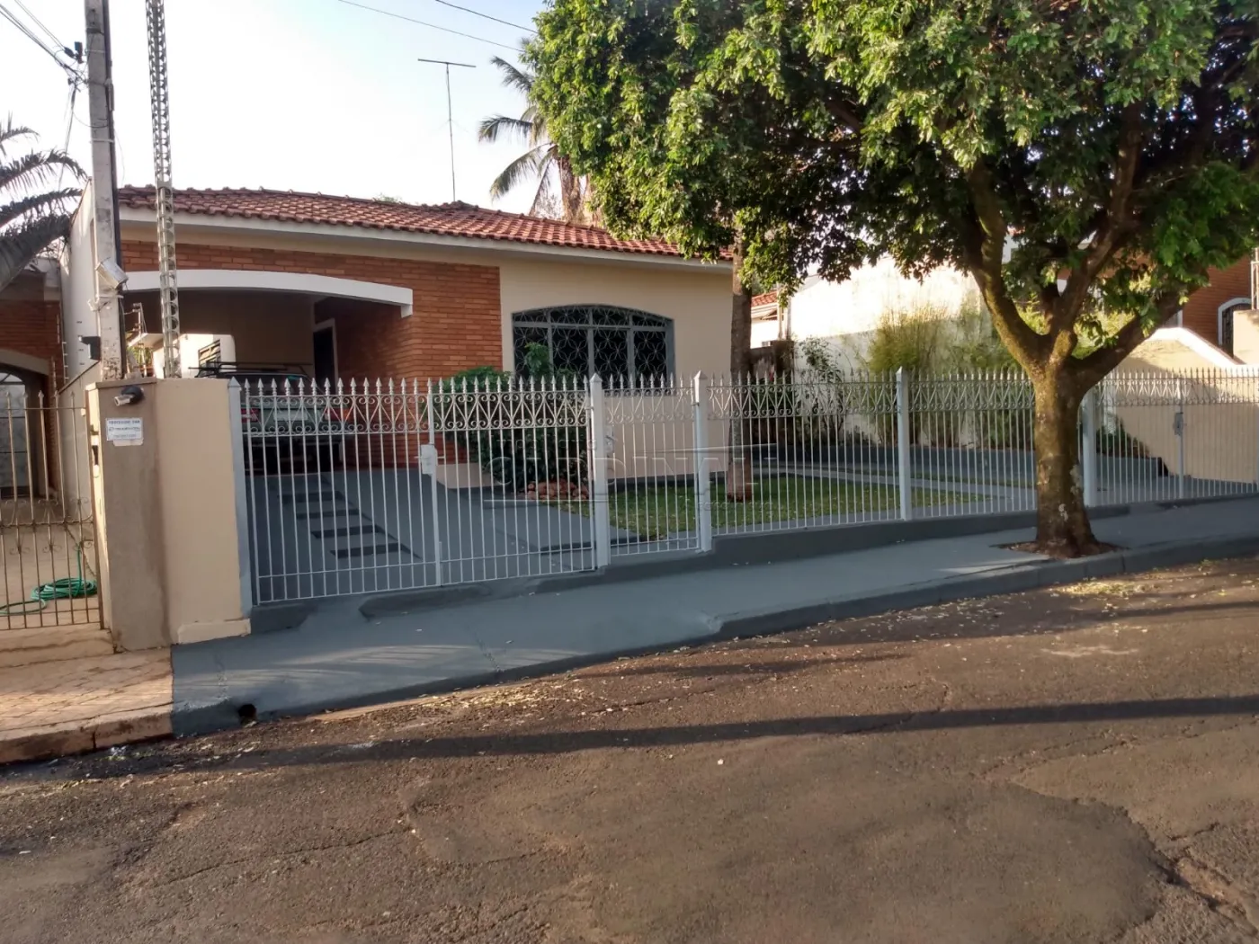 Casa / Padr&atilde;o em Araraquara Alugar por R$1.950,00