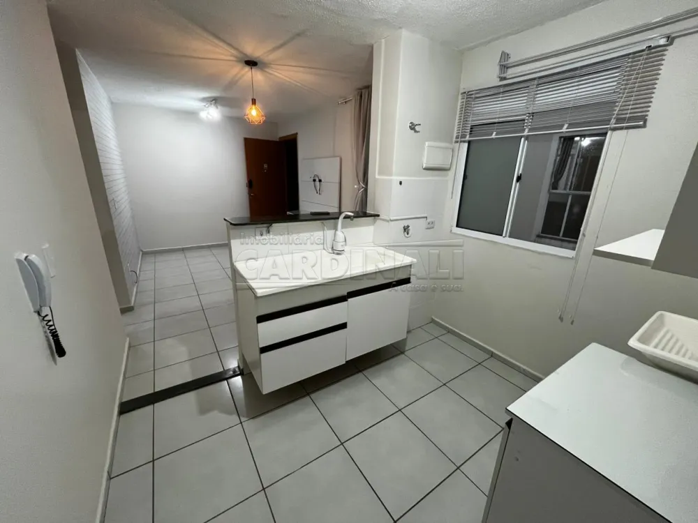 Alugar Apartamento / Padr&atilde;o em S&atilde;o Carlos R$ 1.000,00 - Foto 8