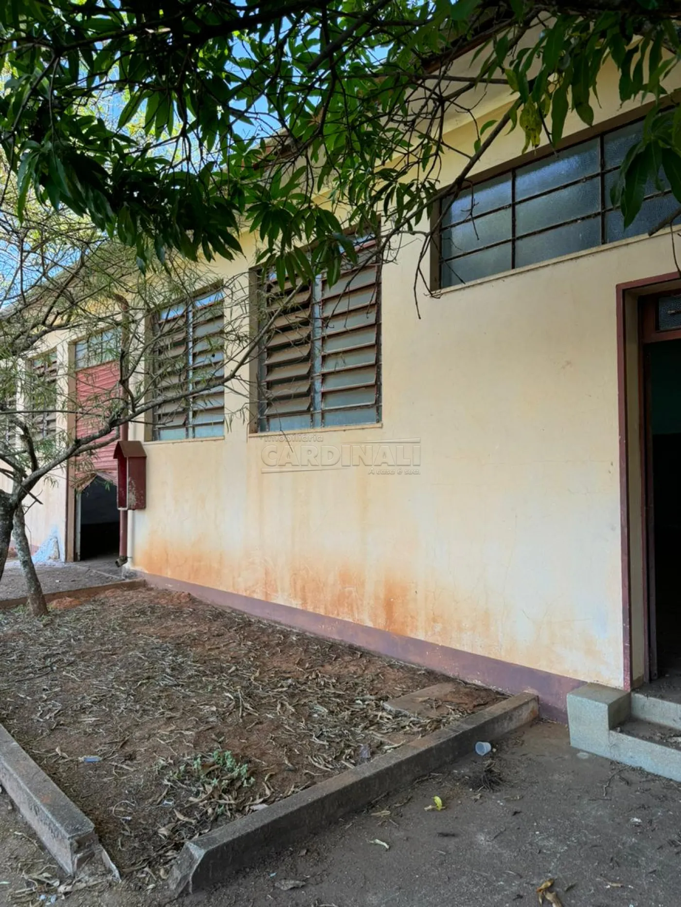 Comercial / Barrac&atilde;o em Ribeir&atilde;o Bonito Alugar por R$5.000,00