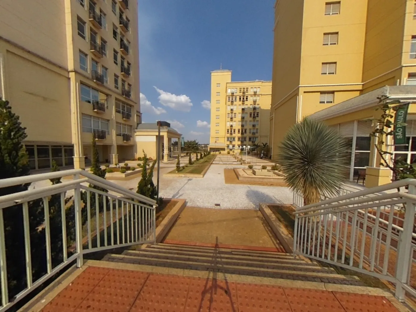 Comercial / Sala  Sal&atilde;o com Condom&iacute;nio em S&atilde;o Carlos Alugar por R$1.600,00