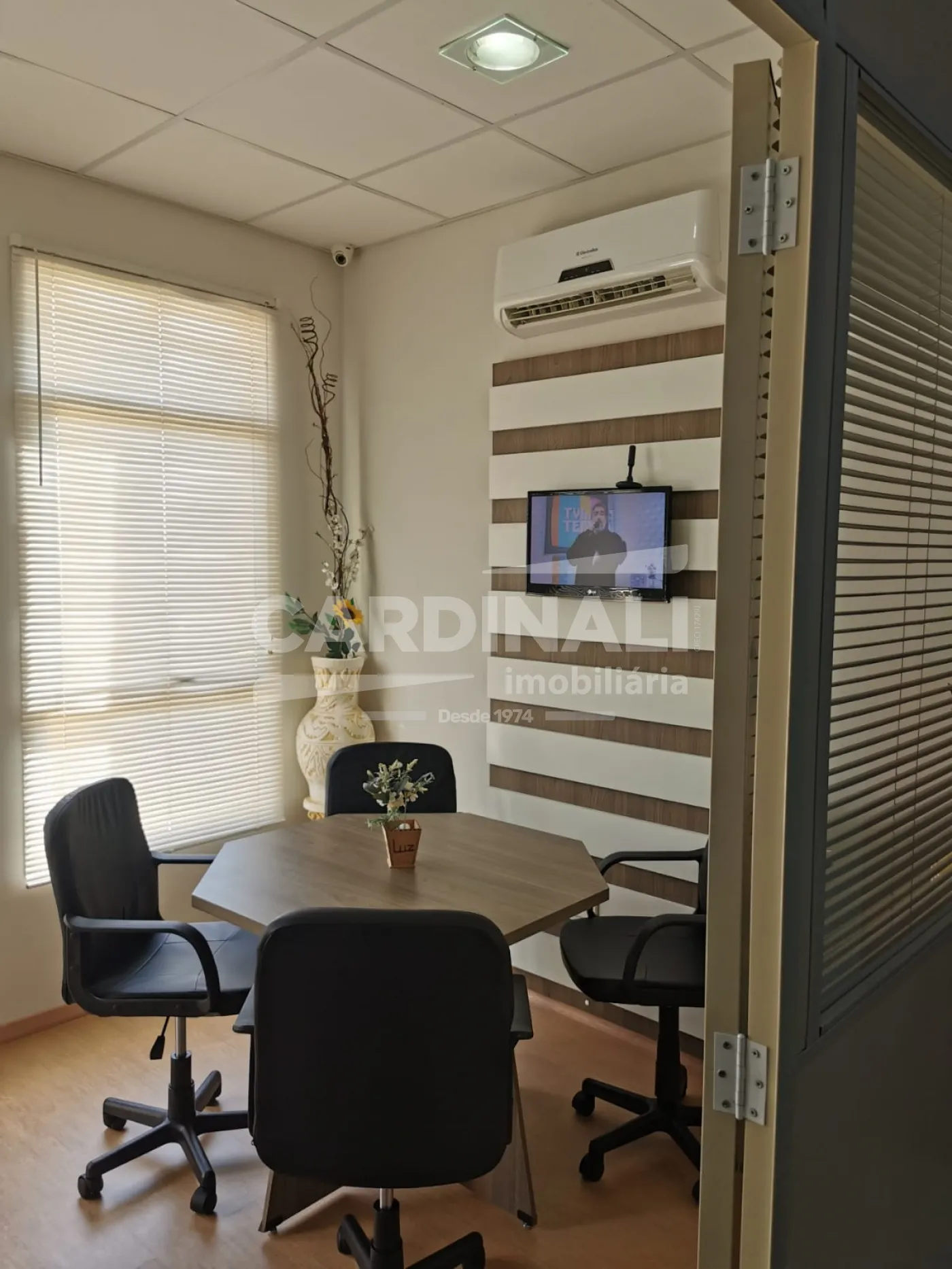 Comercial / Sala / Sal&atilde;o com Condom&iacute;nio em S&atilde;o Carlos , Comprar por R$393.650,00