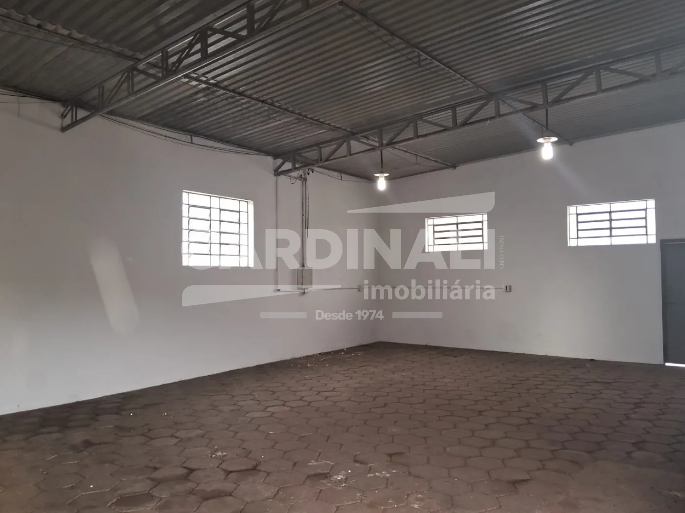 Comercial / Barrac&atilde;o em Araraquara Alugar por R$5.000,00