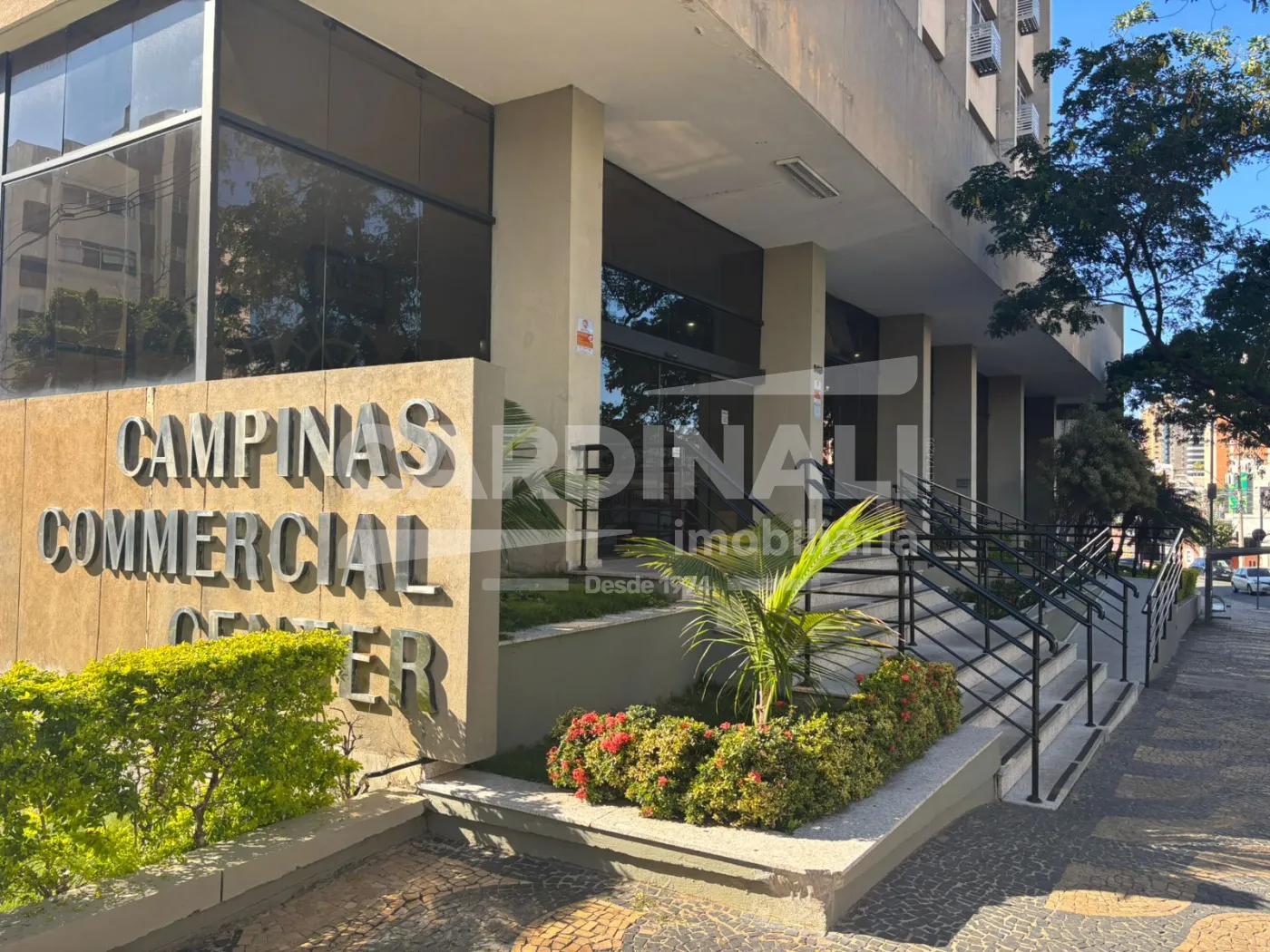 Comercial / Sala / Sal&atilde;o com Condom&iacute;nio em Campinas Alugar por R$1.900,00