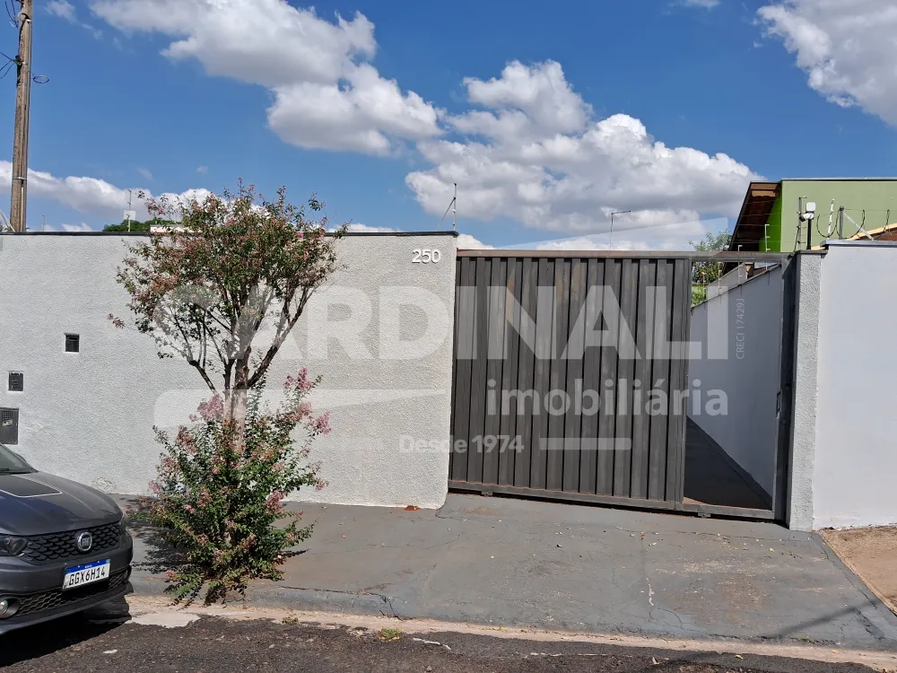 Casa / Padr&atilde;o em Araraquara Alugar por R$1.300,00