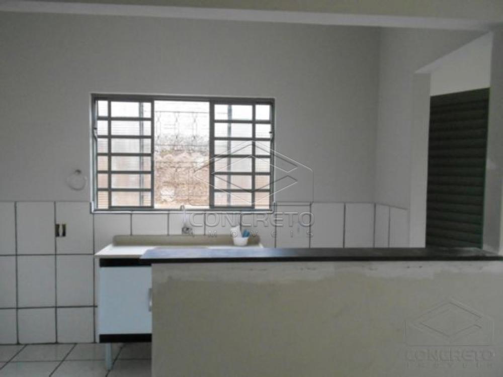 Alugar Casa / Padr&atilde;o em Len&ccedil;&oacute;is Paulista R$ 1.100,00 - Foto 3