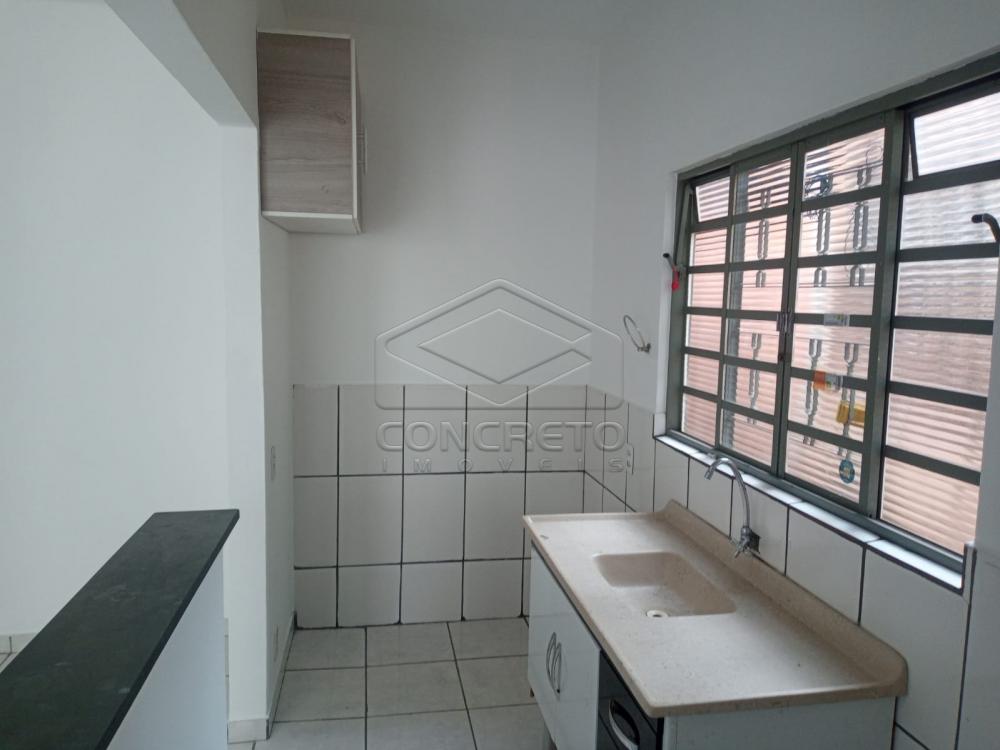 Alugar Casa / Padr&atilde;o em Len&ccedil;&oacute;is Paulista R$ 1.100,00 - Foto 4