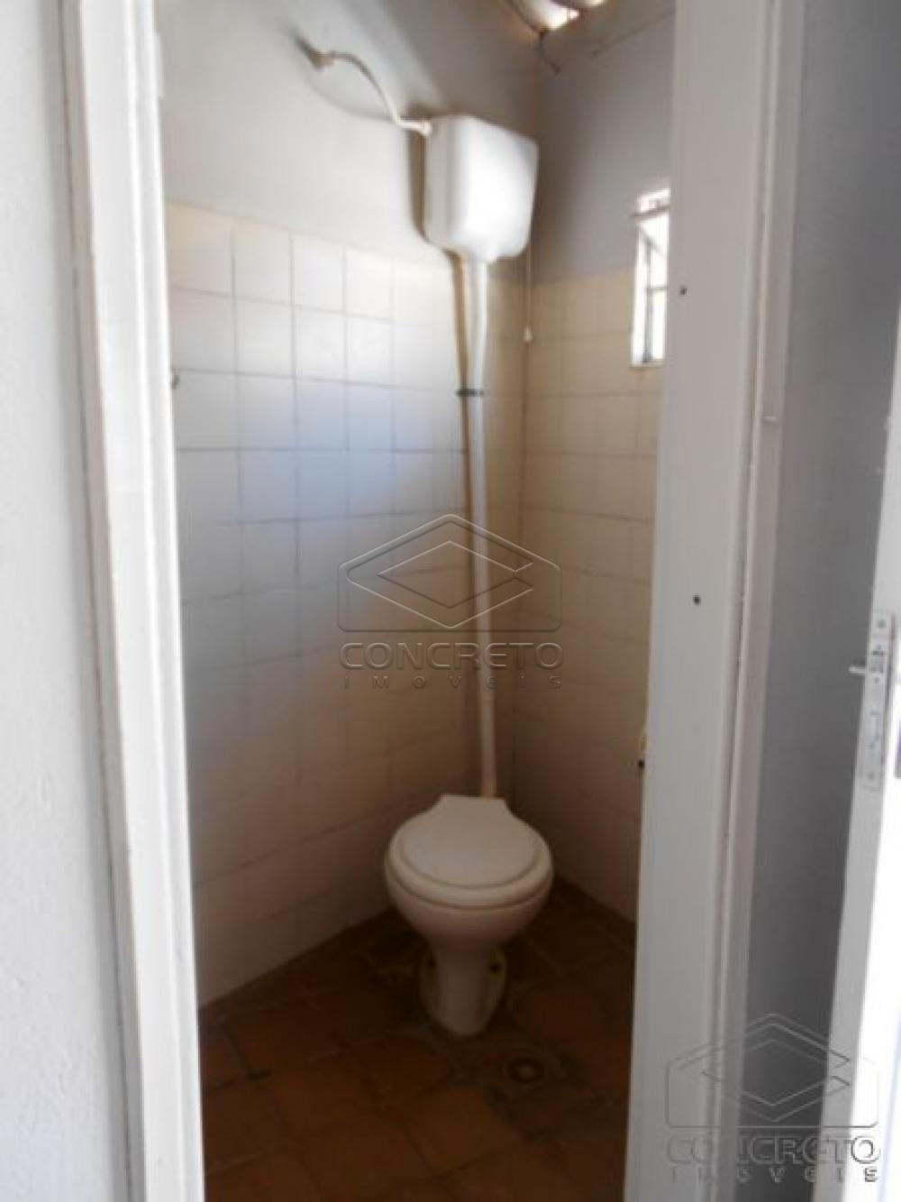 Alugar Casa / Padr&atilde;o em Len&ccedil;&oacute;is Paulista R$ 900,00 - Foto 2