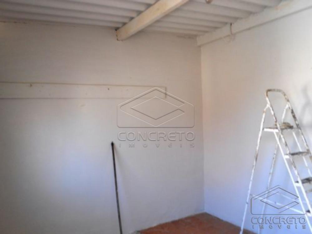 Alugar Casa / Padr&atilde;o em Len&ccedil;&oacute;is Paulista R$ 900,00 - Foto 1