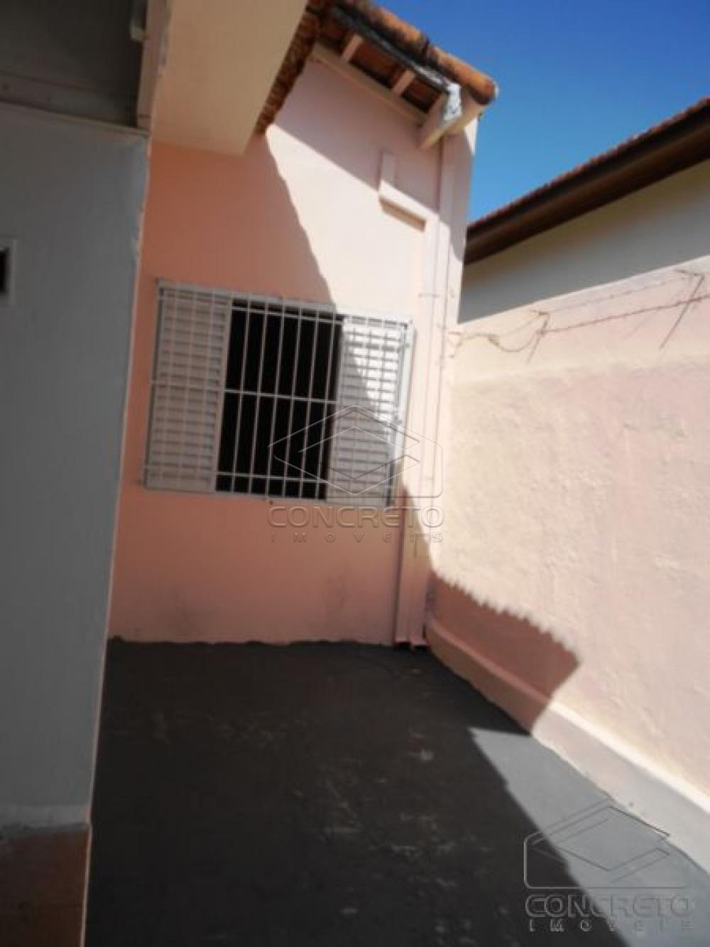 Alugar Casa / Padr&atilde;o em Len&ccedil;&oacute;is Paulista R$ 900,00 - Foto 3