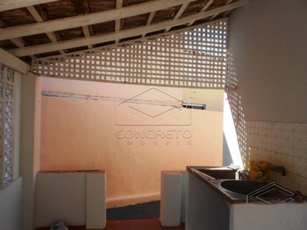 Alugar Casa / Padr&atilde;o em Len&ccedil;&oacute;is Paulista R$ 900,00 - Foto 4