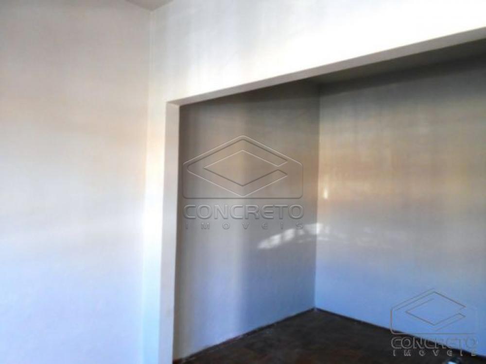 Alugar Casa / Padr&atilde;o em Len&ccedil;&oacute;is Paulista R$ 900,00 - Foto 5