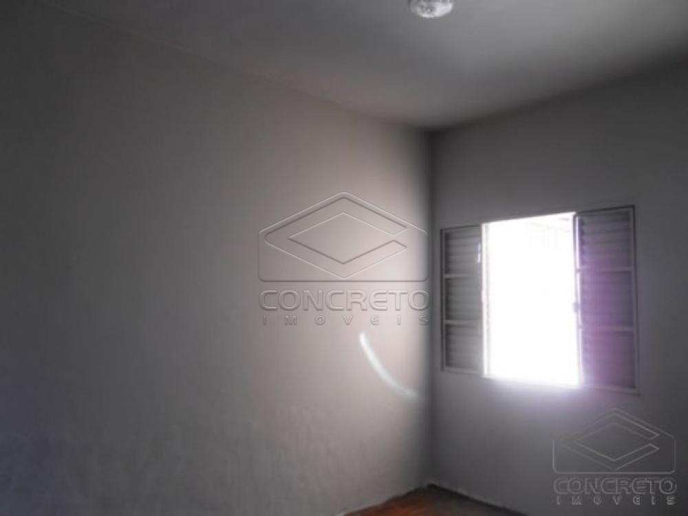 Alugar Casa / Padr&atilde;o em Len&ccedil;&oacute;is Paulista R$ 900,00 - Foto 6