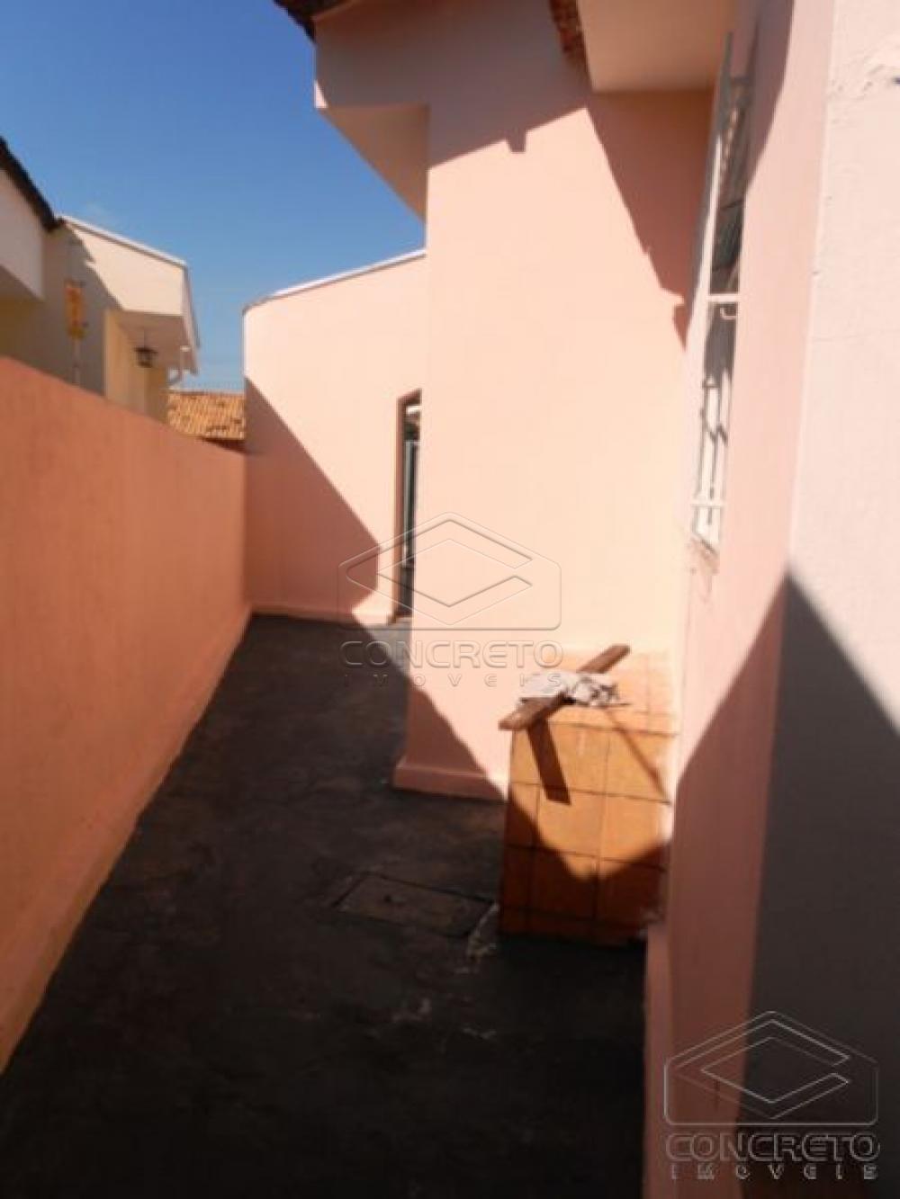 Alugar Casa / Padr&atilde;o em Len&ccedil;&oacute;is Paulista R$ 900,00 - Foto 9