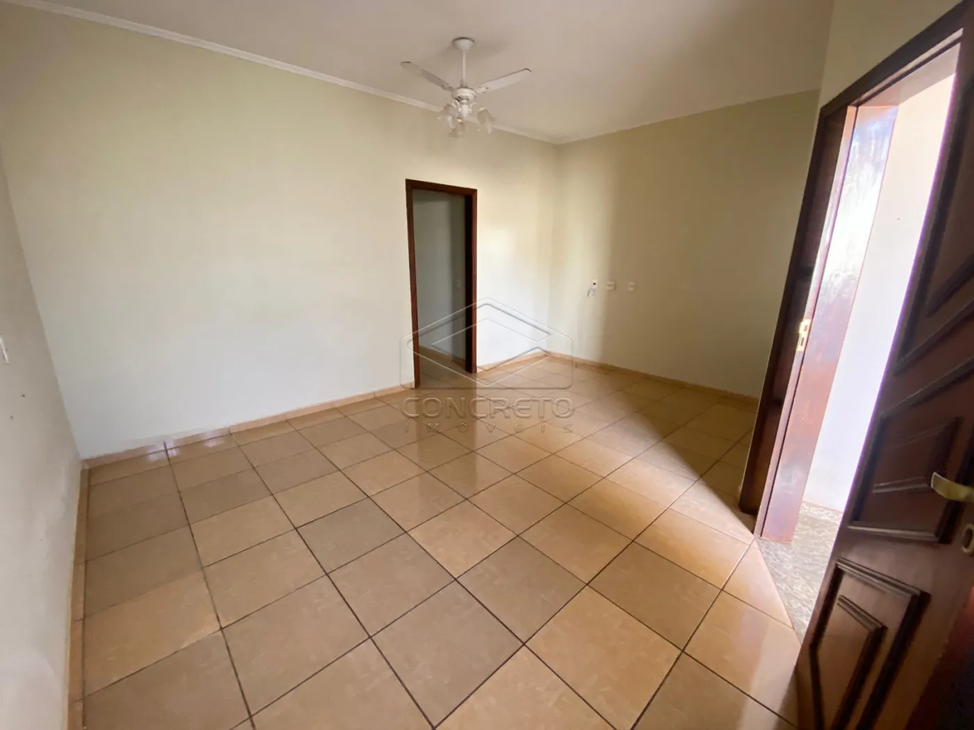 Alugar Casa / Padr&atilde;o em Len&ccedil;&oacute;is Paulista R$ 2.500,00 - Foto 3