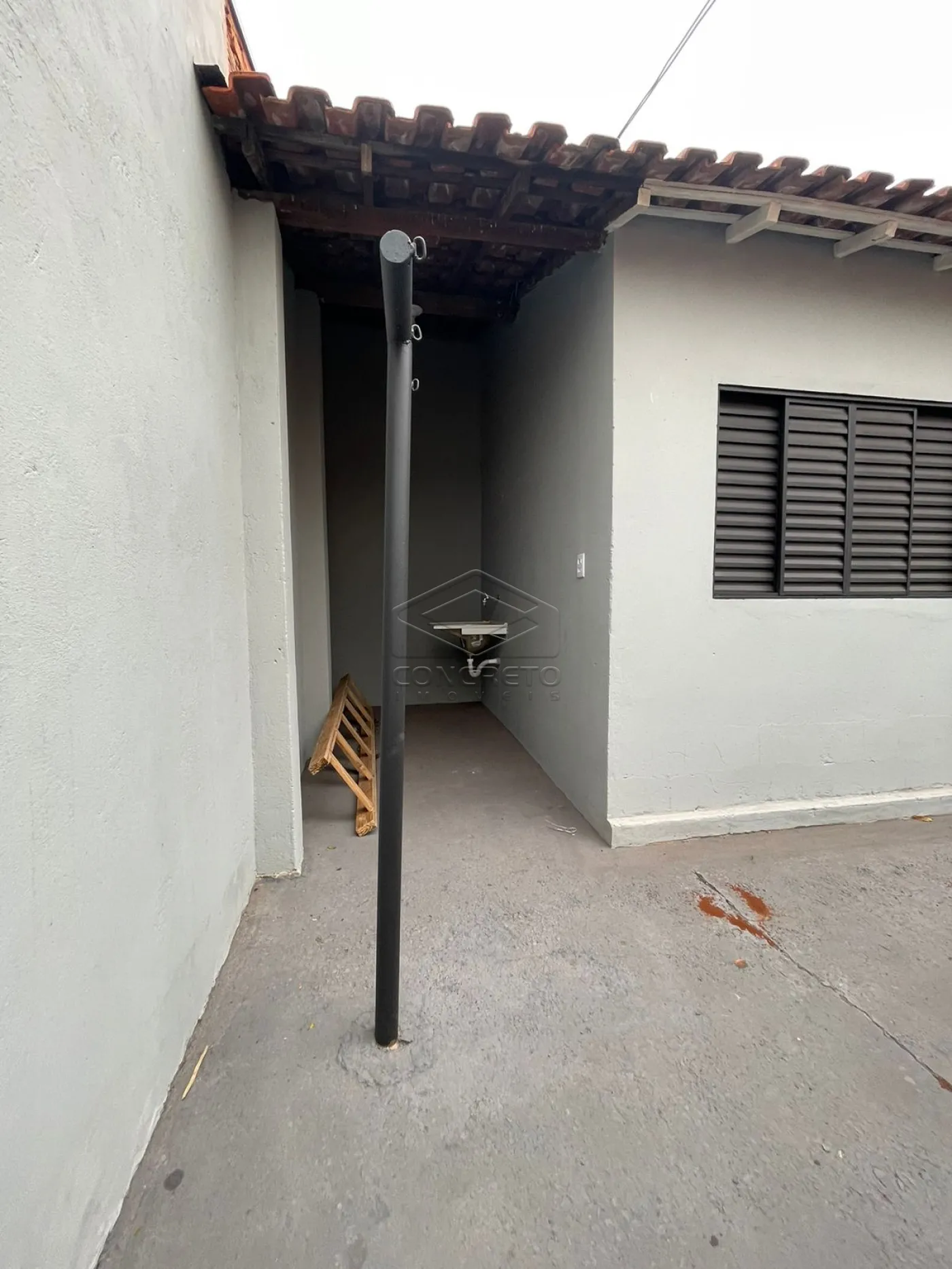Alugar Casa / Padr&atilde;o em Len&ccedil;&oacute;is Paulista R$ 850,00 - Foto 3