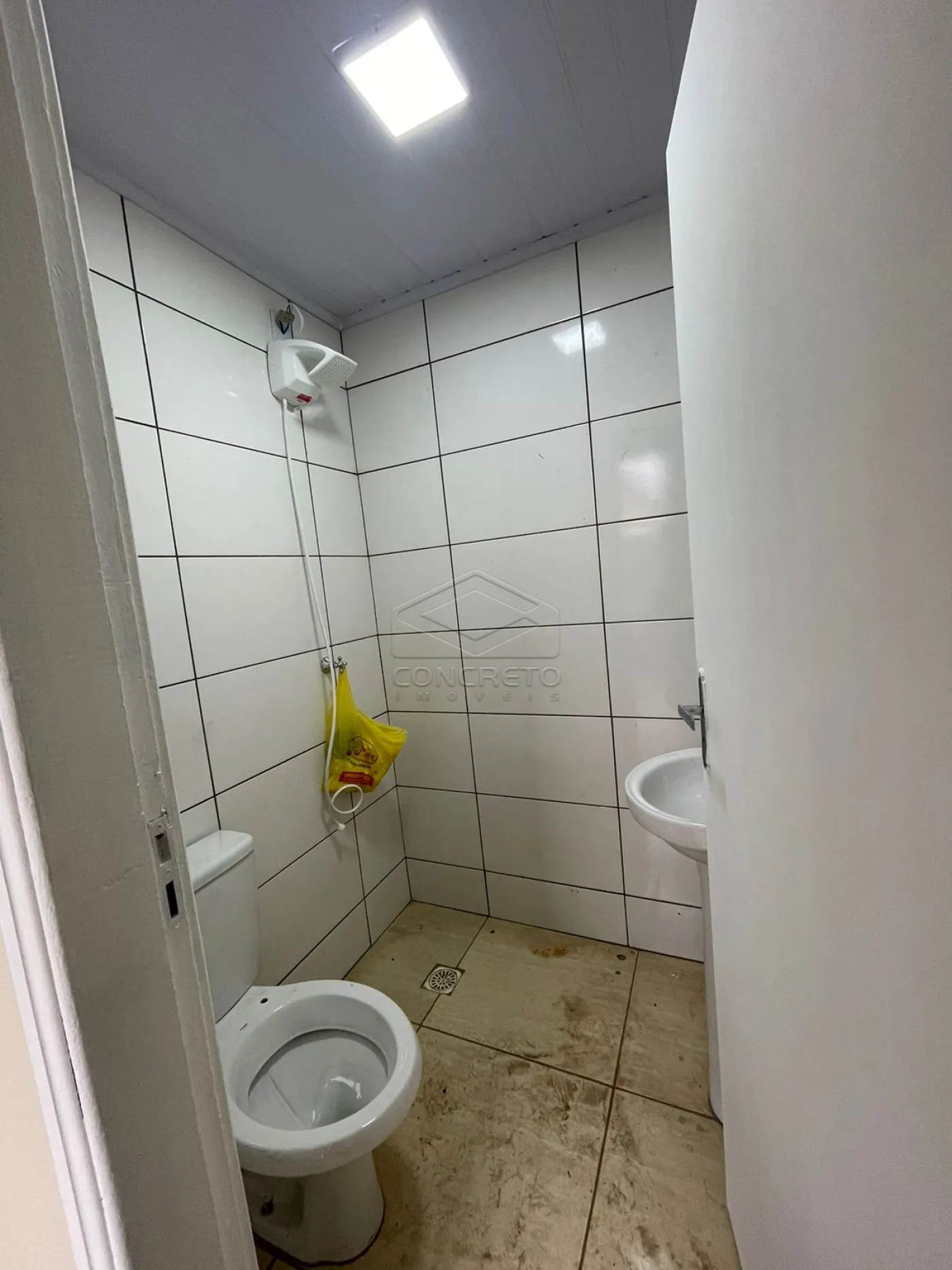 Alugar Casa / Padr&atilde;o em Len&ccedil;&oacute;is Paulista R$ 850,00 - Foto 6