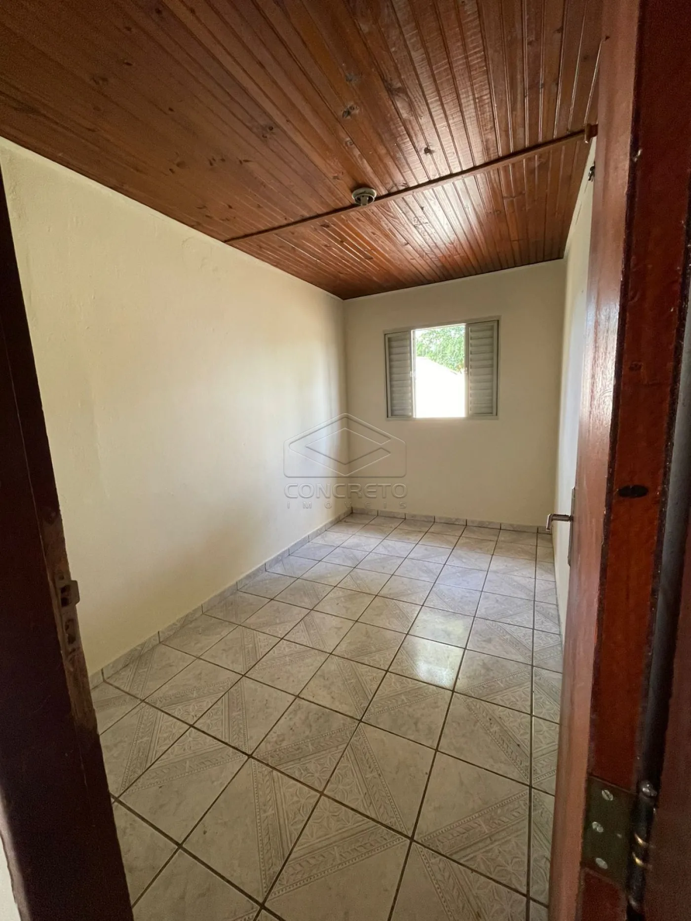 Alugar Casa / Padr&atilde;o em Len&ccedil;&oacute;is Paulista R$ 1.500,00 - Foto 4