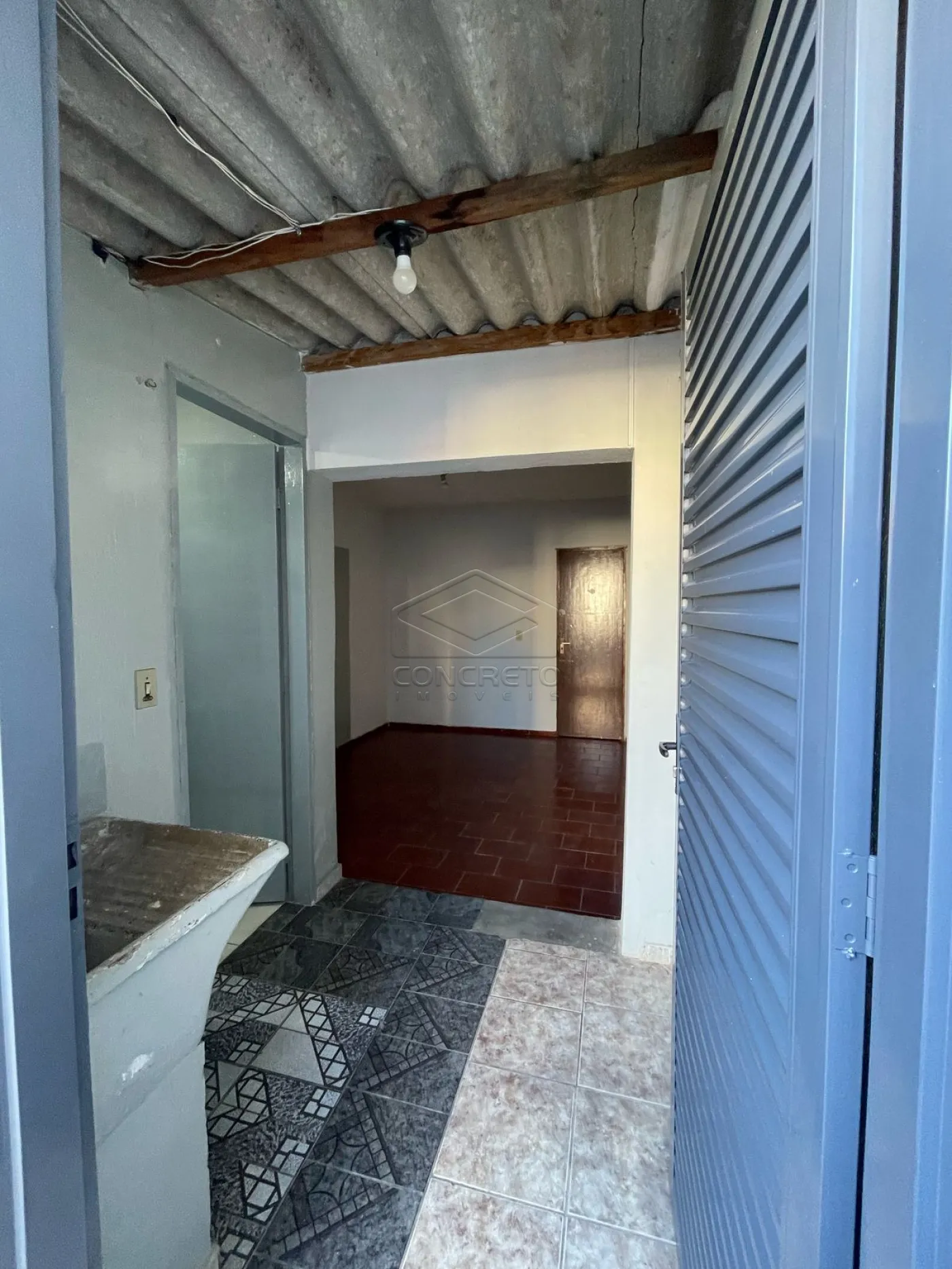Alugar Casa / Padr&atilde;o em Len&ccedil;&oacute;is Paulista R$ 850,00 - Foto 2