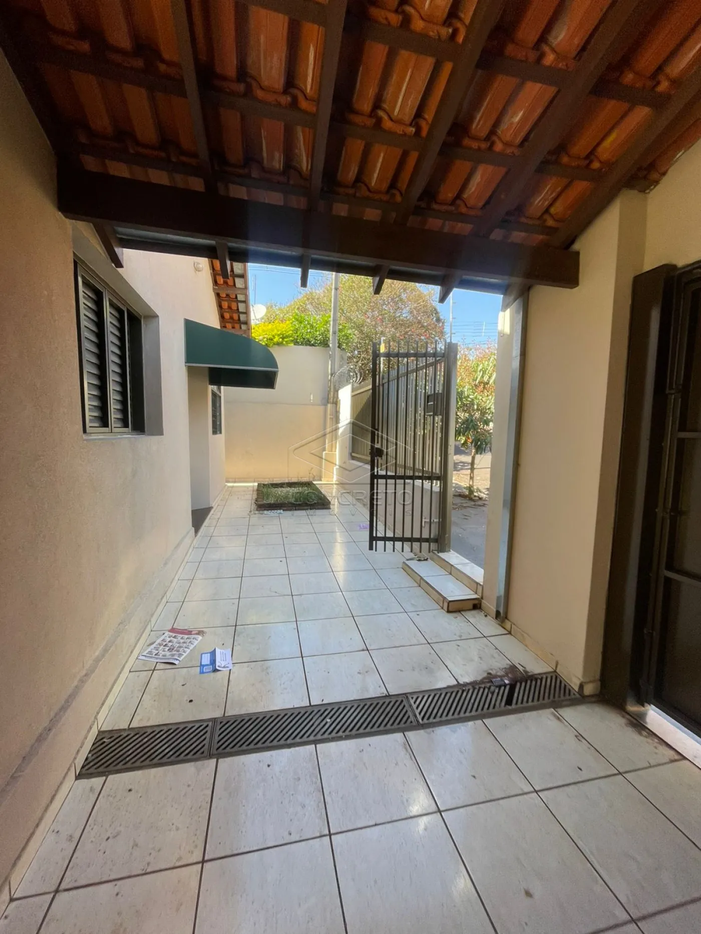 Alugar Casa / Padr&atilde;o em Len&ccedil;&oacute;is Paulista R$ 2.500,00 - Foto 4