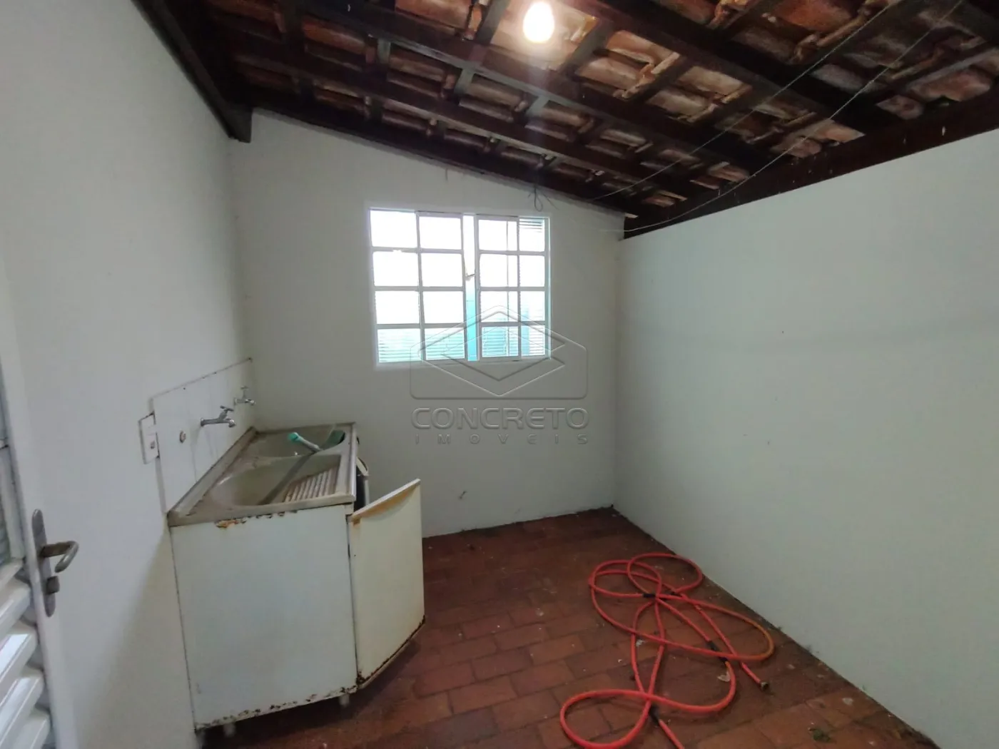 Alugar Casa / Padr&atilde;o em Len&ccedil;&oacute;is Paulista R$ 1.300,00 - Foto 5