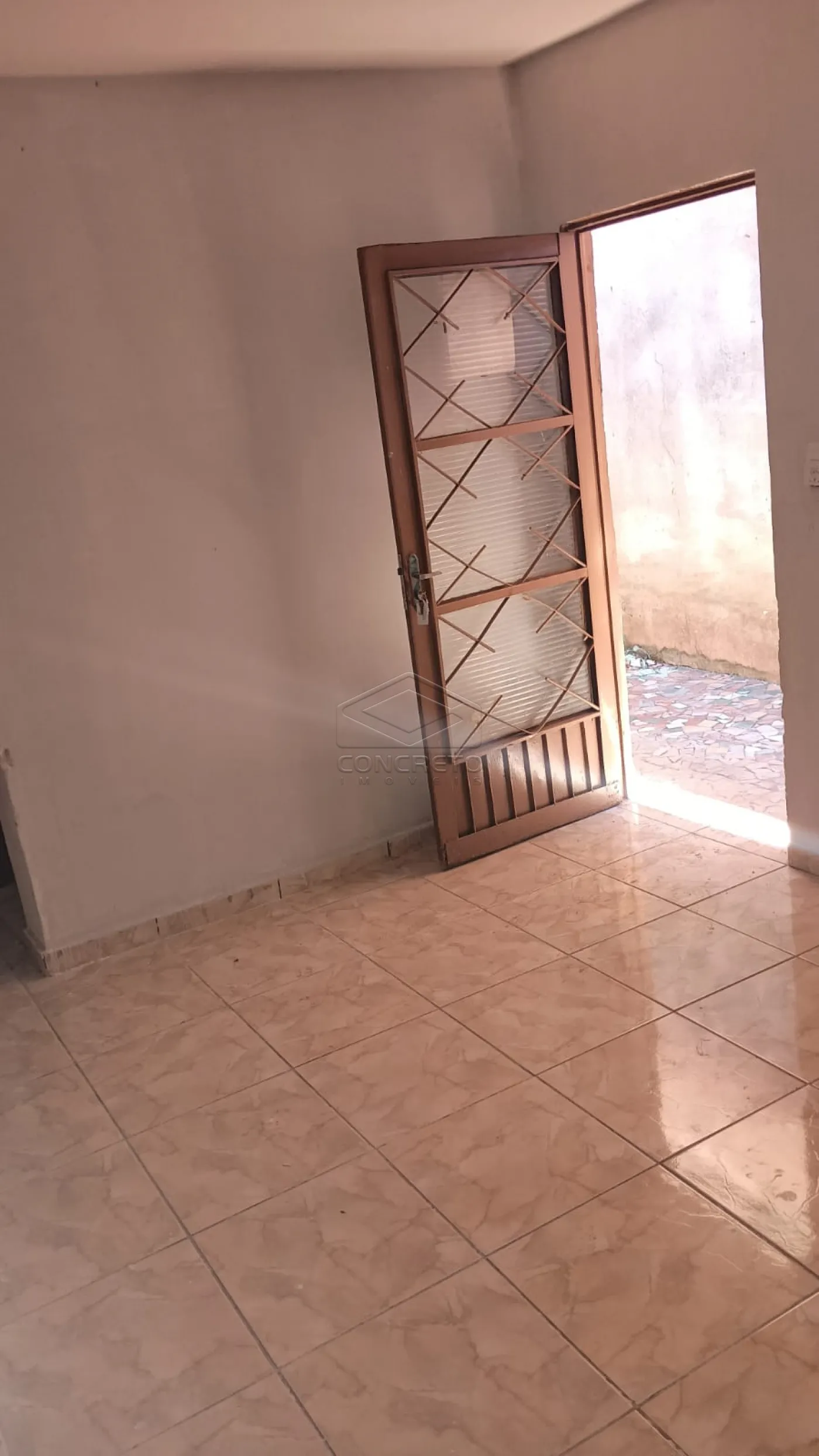 Alugar Casa / Padr&atilde;o em Len&ccedil;&oacute;is Paulista R$ 1.500,00 - Foto 1
