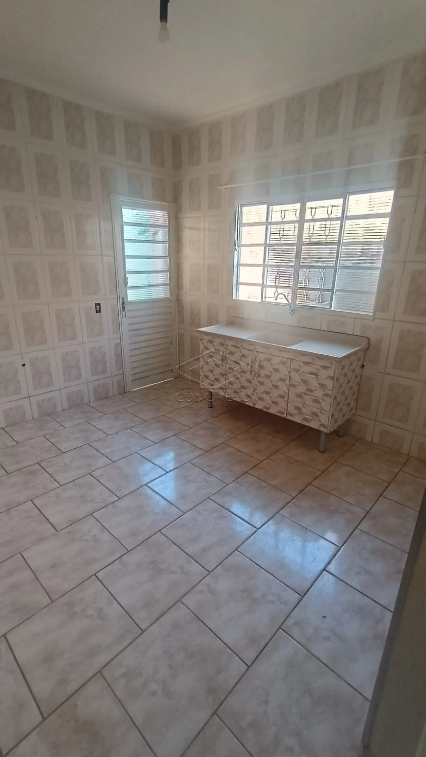 Alugar Casa / Padr&atilde;o em Len&ccedil;&oacute;is Paulista R$ 1.800,00 - Foto 4