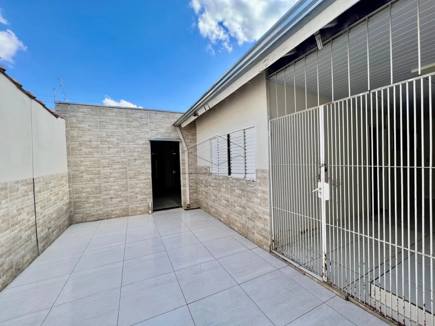 Comprar Casa / Padr&atilde;o em Len&ccedil;&oacute;is Paulista R$ 340.000,00 - Foto 1
