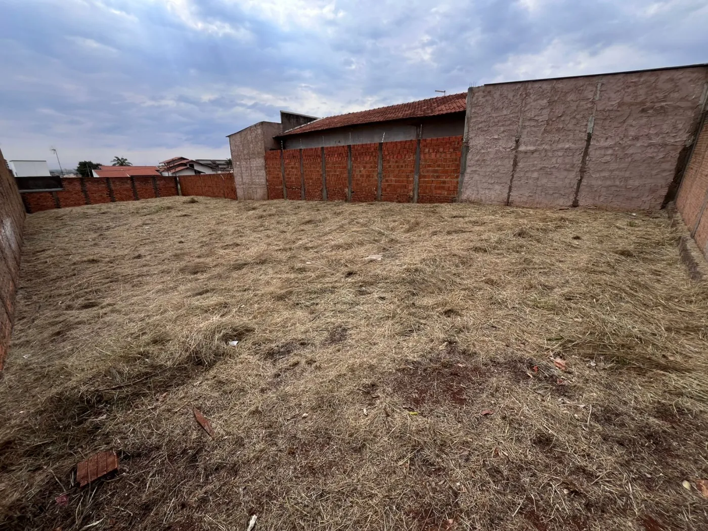 Comprar Terreno / Padr&atilde;o em Len&ccedil;&oacute;is Paulista R$ 270.000,00 - Foto 1