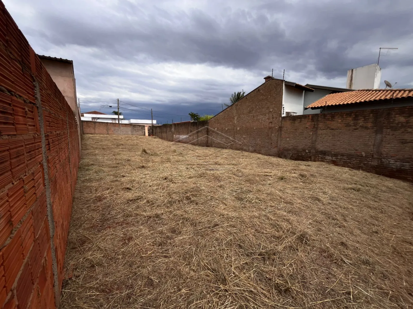 Comprar Terreno / Padr&atilde;o em Len&ccedil;&oacute;is Paulista R$ 270.000,00 - Foto 2