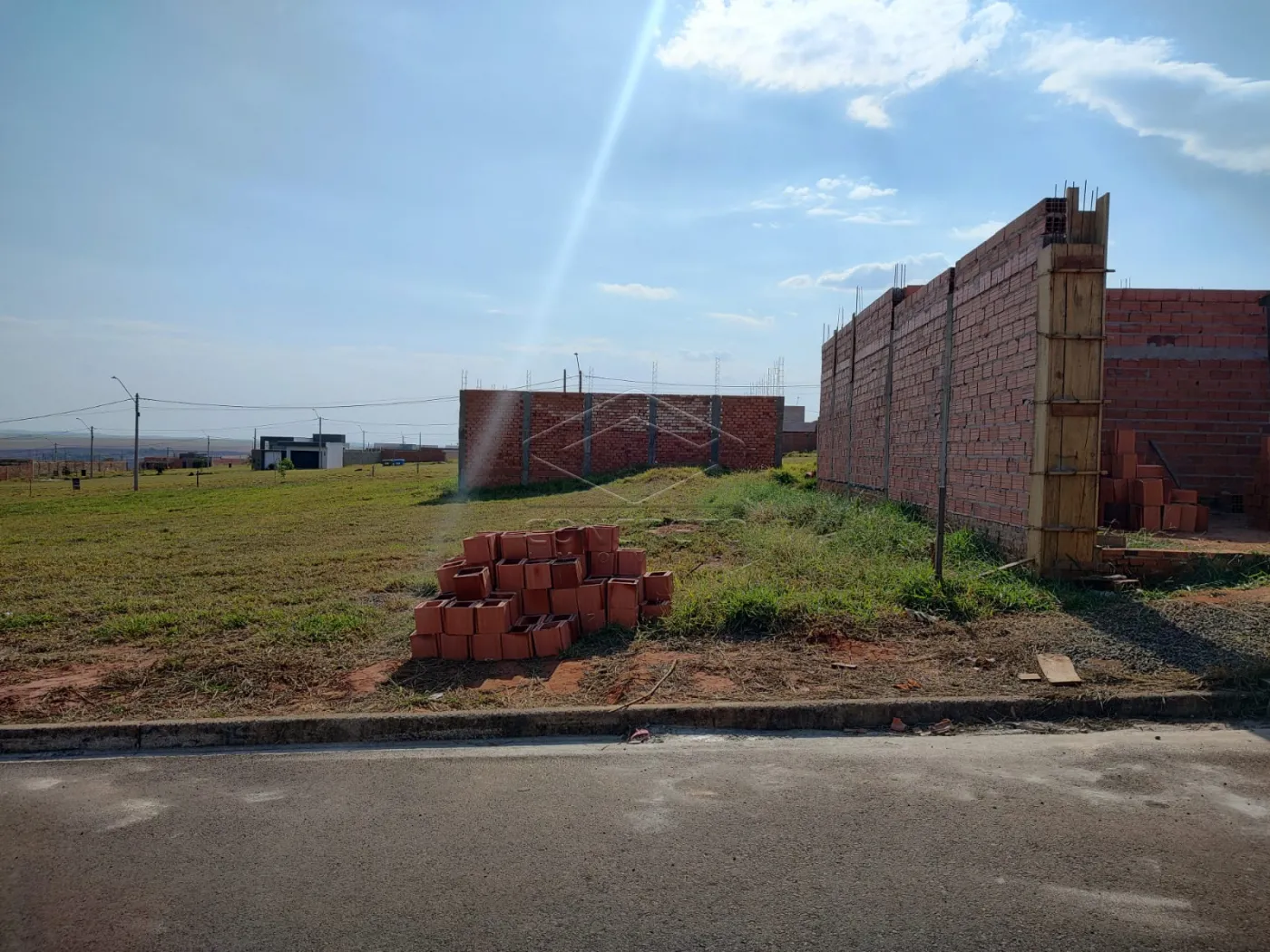 Comprar Terreno / Padr&atilde;o em Len&ccedil;&oacute;is Paulista R$ 170.000,00 - Foto 1