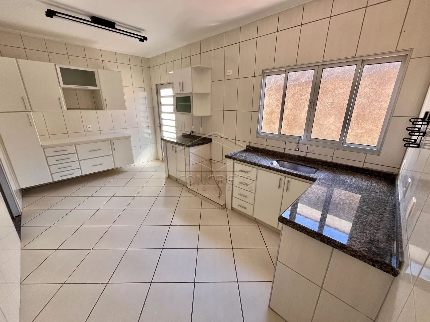 Alugar Casa / Padr&atilde;o em Len&ccedil;&oacute;is Paulista R$ 2.500,00 - Foto 4