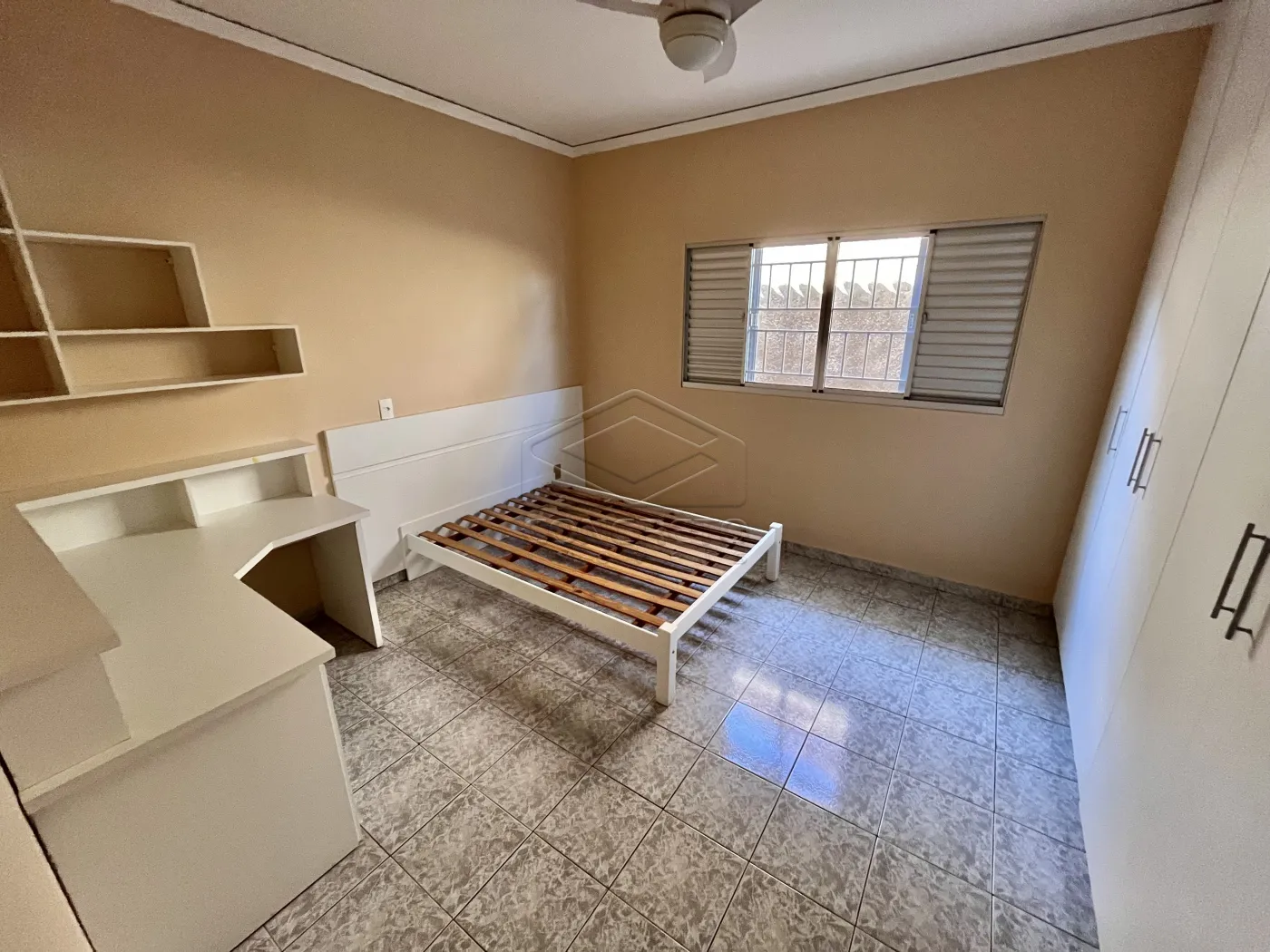 Alugar Casa / Padr&atilde;o em Len&ccedil;&oacute;is Paulista R$ 2.500,00 - Foto 5