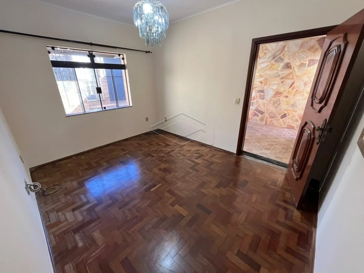 Alugar Casa / Padr&atilde;o em Len&ccedil;&oacute;is Paulista R$ 2.000,00 - Foto 1