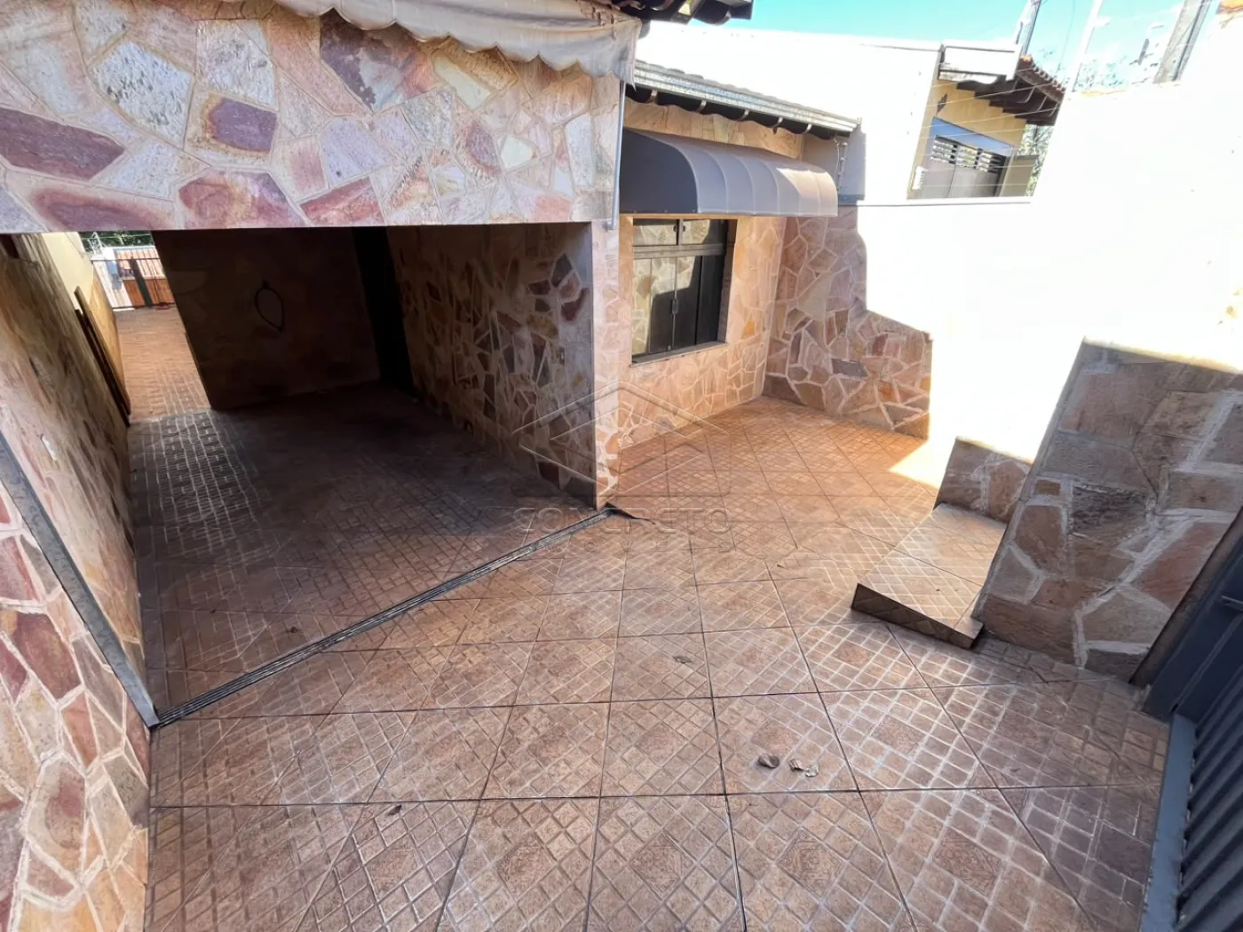 Alugar Casa / Padr&atilde;o em Len&ccedil;&oacute;is Paulista R$ 2.000,00 - Foto 2